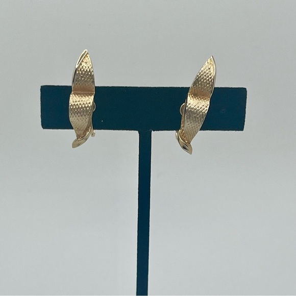 Coro vintage gold tone screw back earrings - Picture 2 of 9